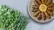 داخل دلمه چه سبزی و چقدر بریزیم؟ / ترکیب و نسبت سبزی دلمه برگ مو