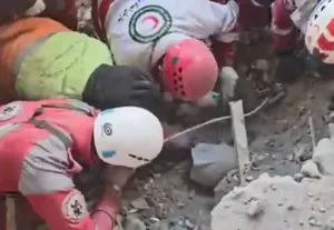 اشک‌های امدادگران هنگام خروج پیکر یک کودک از زیر آوار