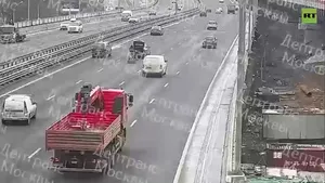 برخورد کامیون با خودروی متوقف در اتوبان