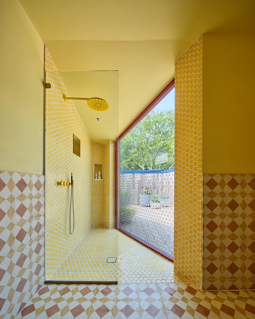 نمای خارجی ساختمان ریورهاوس با سقف فلزی آبی