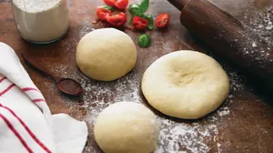 طرز تهیه خمیر پیتزا با ماست ، خوشمزه و فوری