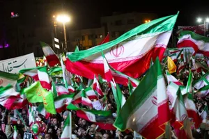 تجمع مردم تهران در میدان انقلاب