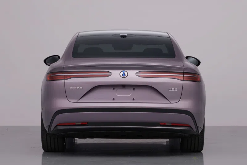 سدان جدید Denza Z9 دارای ابعاد: طول 5090 میلیمتر، عرض 1980 میلیمتر، ارتفاع 1490 میلیمتر و فاصله محورها 3025 میلیمتر است. وزن خالص خودرو بسته به پیکربندی 2397، 2438  و 2588 کیلوگرم محاسبه شده و دارای ظرفیت پنج سرنشین است.