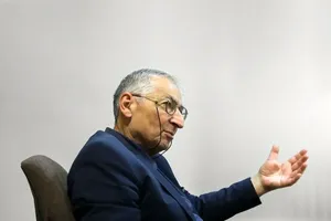 زیباکلام: شعار مرگ بر آمریکا دلیل فشار بر برنامه موشکی ایران است (فیلم)