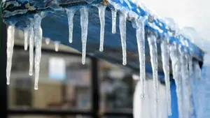 حادثه ناگهانی با سقوط قندیل یخ؛ زن جوان راهی بیمارستان شد