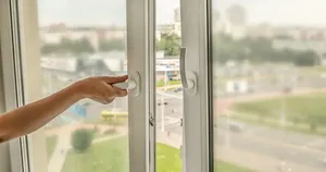 هنگام خروج از خانه پنجره ها را باز بگذاریم یا نه؟