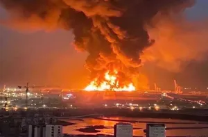 انفجار شدید و برخاستن دود از پایگاه آمریکا در بحرین پس‌از اصابت ۲ موشک بالستیک