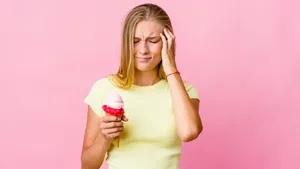انجماد مغز یا «سردرد بستنی» چیست و چرا اتفاق می افتد؟