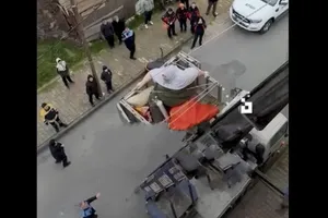 انتقال بیمار سنگین وزن از آپارتمانش به وسیله جرثقیل در استانبول