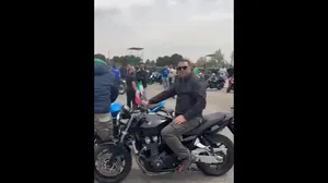 گردهمایی موتورسواران و اتومبیل رانان در پیست آزادی به یاد شهدای میناب