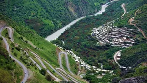 ۸ جاده شگفت‌انگیز و دیدنی ایران که باید دید
