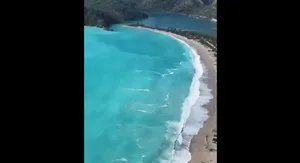 بارش شدید باران رنگ دریای اولودنیز ترکیه را تغییر داد