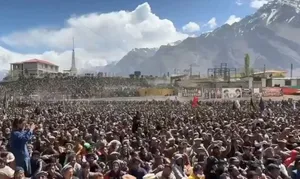 هزاران نفر در چهلمین روز شهادت رهبر شهید ایران در اسکاردو پاکستان تجمع کردند