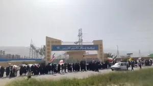 تشکیل زنجیره انسانی مقابل نیروگاه سیکل ترکیبی کازرون