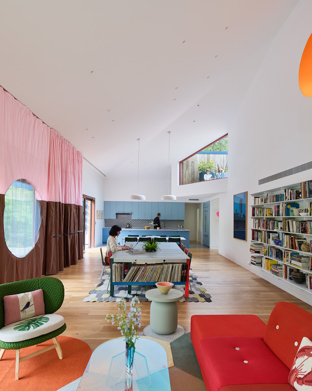 نمای خارجی ساختمان ریورهاوس با سقف فلزی آبی