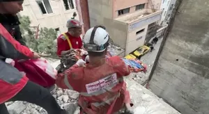 نجات یک شهروند از زیر آوار پس از حملات هوایی در تهران توسط امدادگران هلال احمر