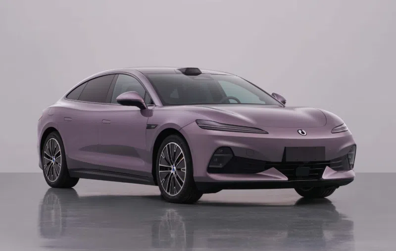 سدان جدید Denza Z9 دارای ابعاد: طول 5090 میلیمتر، عرض 1980 میلیمتر، ارتفاع 1490 میلیمتر و فاصله محورها 3025 میلیمتر است. وزن خالص خودرو بسته به پیکربندی 2397، 2438  و 2588 کیلوگرم محاسبه شده و دارای ظرفیت پنج سرنشین است.