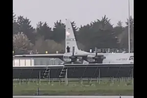 حمله با چکش به هواپیمای نظامی C۱۳۰ آمریکا!