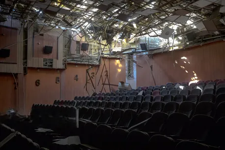 آسیب‌های جنگ به سینما شکوفه تهران (+عکس)