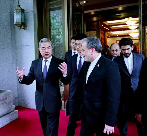 بدرقه عراقچی توسط همتای چینی اش عراقچی: امیدواریم چین از چارچوب جدید برای دوران پس از جنگ در منطقه حمایت کند