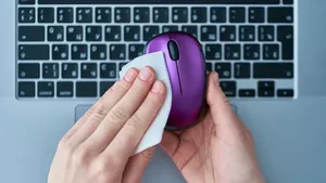 تمیز کردن موس کامپیوتر و لپ تاپ با وسایل ساده
