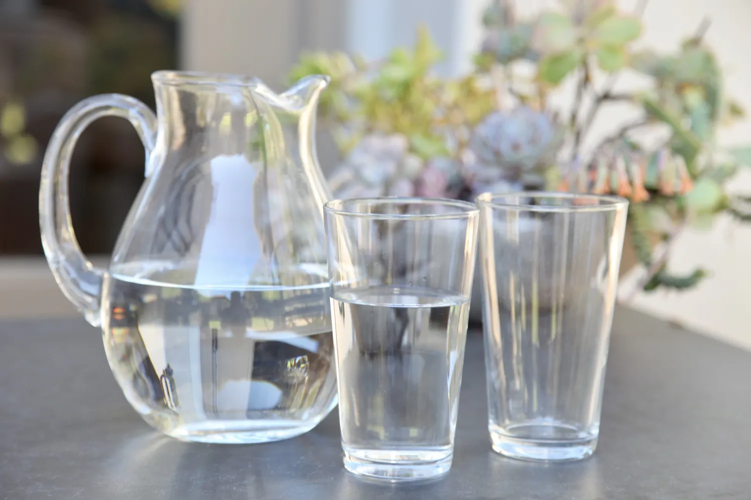 دو لیوان آب در کنار پارچ آب