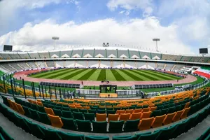 نمایی از ورودی استادیوم فوتبال آزادی در اثر بمباران سالن ۱۲ هزار نفری