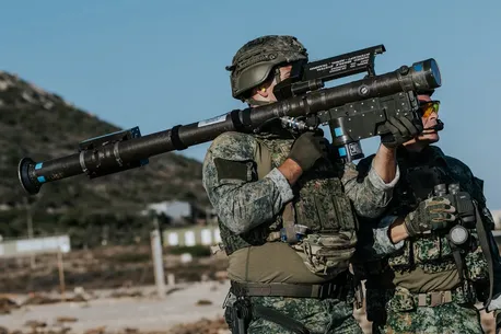 شکارچیان دوش پرتاب؛ لحظه ای که سرباز پیاده، جنگنده چند میلیون دلاری را نابود می کند / معرفی 10 منپدز مطرح در جهان (+تصاویر)