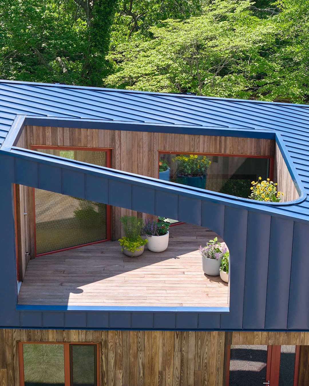 نمای خارجی ساختمان ریورهاوس با سقف فلزی آبی