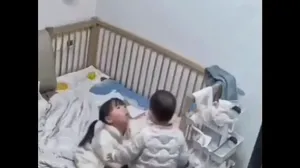 کودک دو ساله جان خواهرش را از خفگی نجات داد