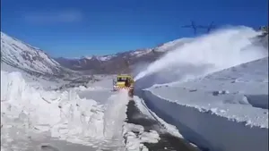 عملکرد ماشین برف خوار در برف روبی جاده‌های چهارمحال و بختیاری