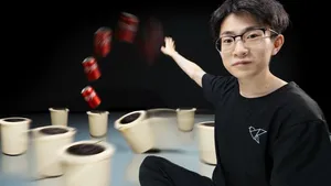 یک مرد چینی یک سطل زباله خودکار ساخته است (فیلم)