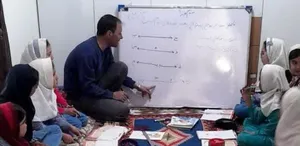 معلمی که خانه اش را به کلاس درس تبدیل کرد (+عکس)